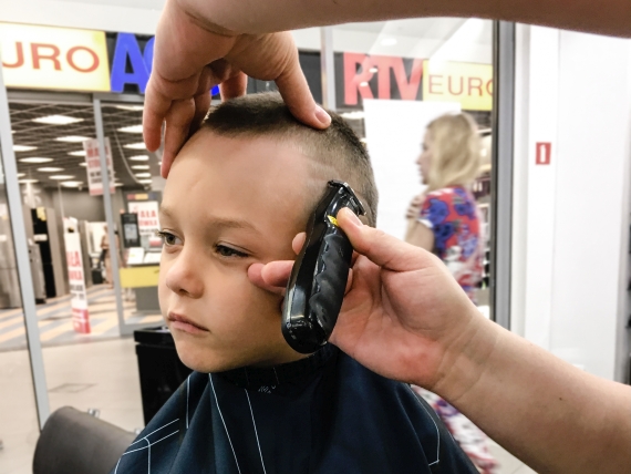 Przedszkolak podczas wykonywania wzorków w salonie Denique