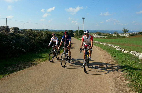 Tre ciclisti sulla ciclovia Locorotondo-Alberobello. Tre ciclisti sulla ciclovia Locorotondo-Alberobello.