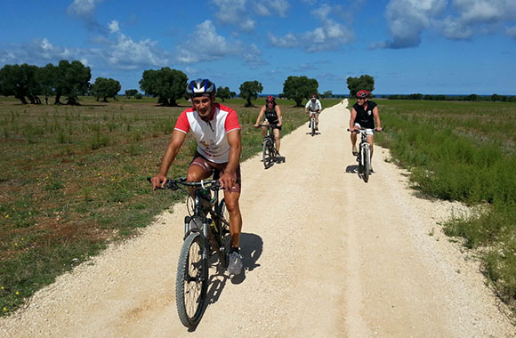 Ciclisti esplorano la Puglia in bicicletta.