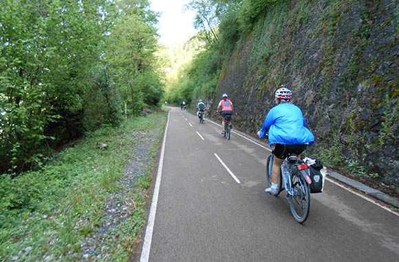 Ciclisti percorrono la ciclovia della Val Brembana.
