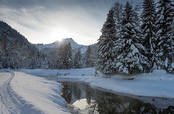 Une rivière longeant une piste de ski de fond du domaine de Contamines Montjoie Une rivière longeant une piste de ski de fond du domaine de Contamines Montjoie