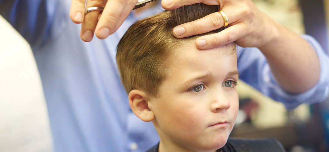 Kind hat Angst beim Friseur