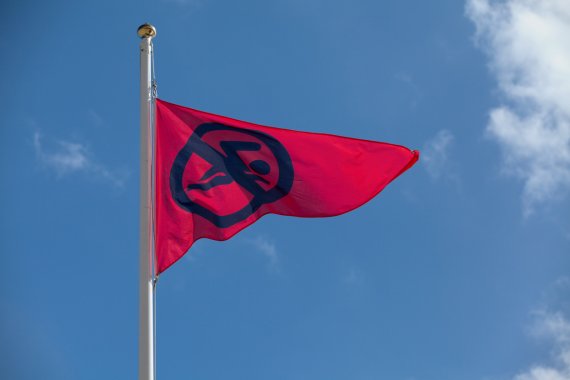 Rote Flagge zeigt absolutes Badeverbot an Rote Flagge zeigt absolutes Badeverbot an