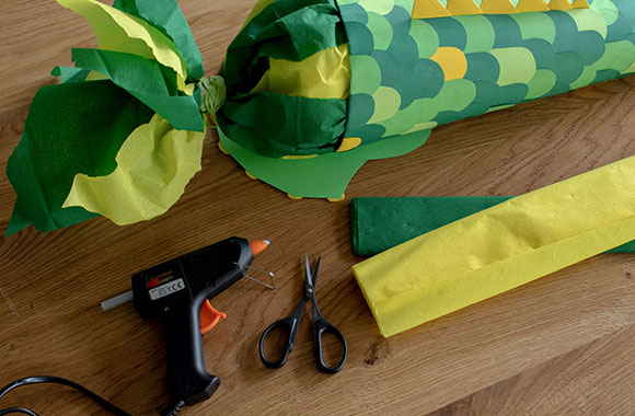 Dino-Schultüte mit Tüll verschließen Dino-Schultüte mit Tüll verschließen