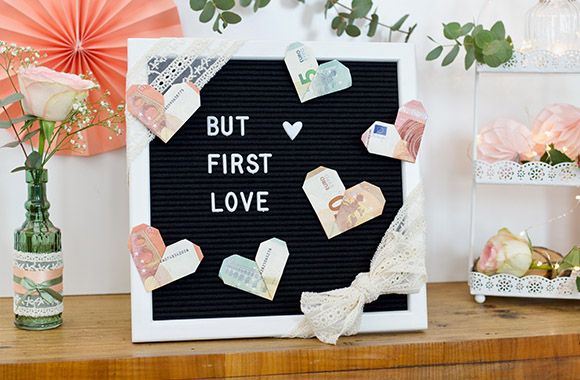 DIY-geldcadeau voor een bruiloft met een letterbord