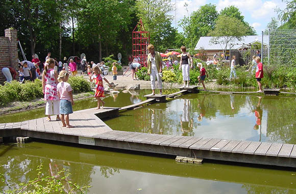 ’t Bospaviljoen in Bakkeveen – spelende kinderen in het Doolhofpark ’t Bospaviljoen in Bakkeveen – spelende kinderen in het Doolhofpark