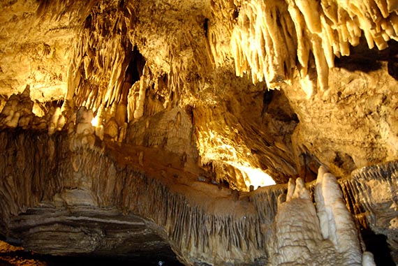 Eén van de grotzalen in de grotten van Han. Eén van de grotzalen in de grotten van Han. © I.Monfort, Wallonië België Tourisme (WBT)