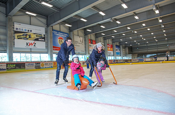 Schiebefigur beim Eislaufen in der Eishalle Schiebefigur beim Eislaufen in der Eishalle