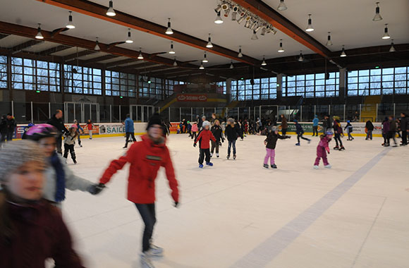 Schlittschuhlaufen in der Eissporthalle Landsberg Schlittschuhlaufen in der Eissporthalle Landsberg