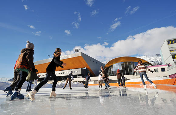 Eislaufen auf dem Außenbereich der Olympiaworld in Innsbruck Eislaufen auf dem Außenbereich der Olympiaworld in Innsbruck