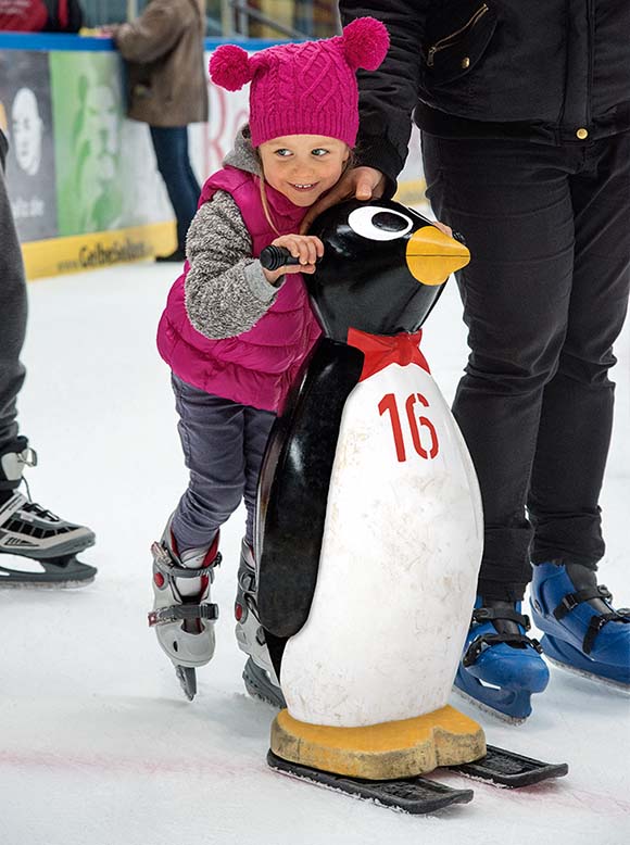 Schiebefigur beim Eislaufen in der Eissporthalle Frankfurt Schiebefigur beim Eislaufen in der Eissporthalle Frankfurt