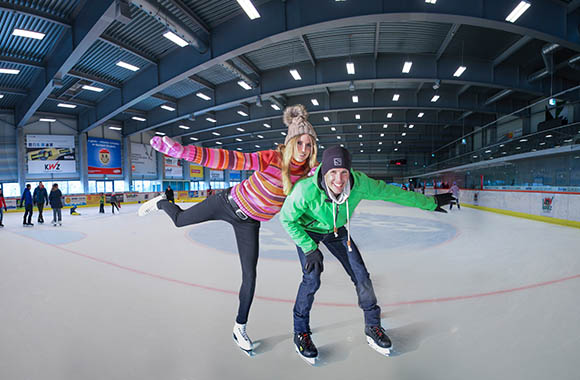 Mann und Frau in einer Eislaufhalle Mann und Frau in einer Eislaufhalle