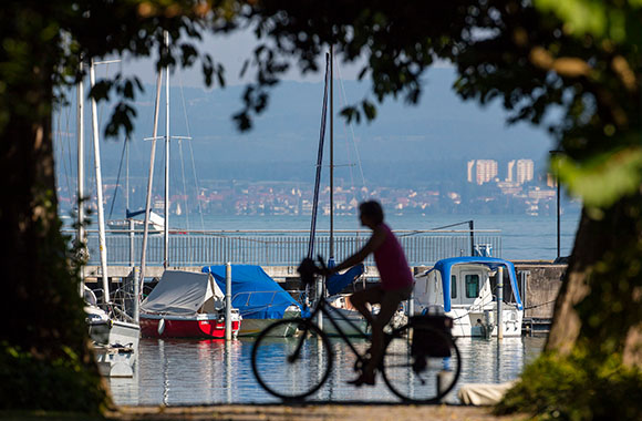 Radtour Bodensee – Zwischen Arbon und Romanshorn führt eine Velotour am Bodensee entlang. Radtour Bodensee – Zwischen Arbon und Romanshorn führt eine Velotour am Bodensee entlang.