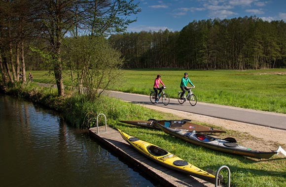 Radwege Brandenburg – Fahrradfahrer im Spreewald © Foto: Peter Becker