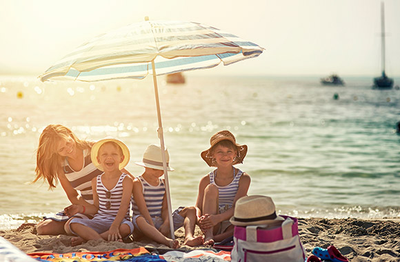 Zonbescherming aan het strand – Een parasol geeft je op het strand de nodige schaduw