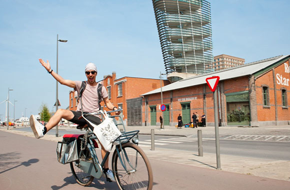 Fietser rijdt de Architectuurroute – Antwerpen. Fietser rijdt de Architectuurroute – Antwerpen.