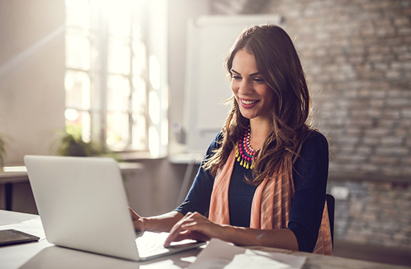 Hoe schrijf je een motivatiebrief? – Jonge vrouw schrijft een sollicitatie. Hoe schrijf je een motivatiebrief? – Jonge vrouw schrijft een sollicitatie.