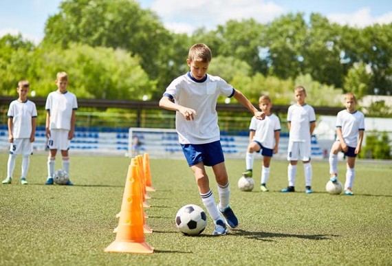 Un grupo de chicos en un entrenamiento de fútbol Un grupo de chicos en un entrenamiento de fútbol
