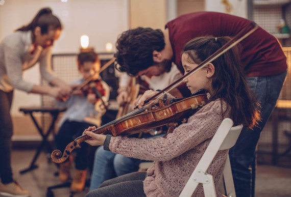 Activité extra-scolaire : une fille apprend à jouer du violon