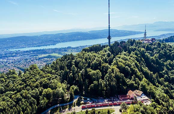 Das Restaurant Gmüetliberg von oben mit einer tollen Aussicht. Das Restaurant Gmüetliberg von oben mit einer tollen Aussicht.