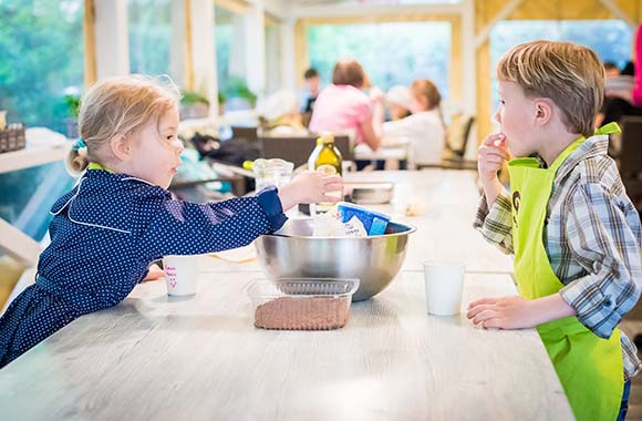 Dzieci uczą się współpracy podczas warsztatów kulinarnych w restauracji Giuseppe. Dzieci uczą się współpracy podczas warsztatów kulinarnych w restauracji Giuseppe.