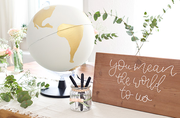 Livre d’or en forme de globe avec un panneau en bois
