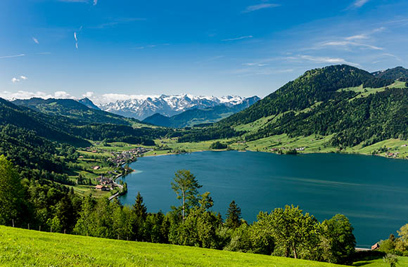 Einige Velowege in Zug führen am Ägerisee und Gottschalkenberg vorbei Einige Velowege in Zug führen am Ägerisee und Gottschalkenberg vorbei