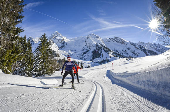 Deux skieurs de fond sur un parcours du Grand Bornand Deux skieurs de fond sur un parcours du Grand Bornand