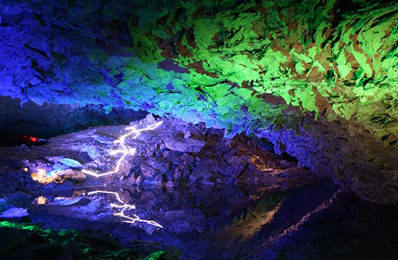 Die Barbarossahöhle bietet einzigartige Felsformationen und -schichtungen