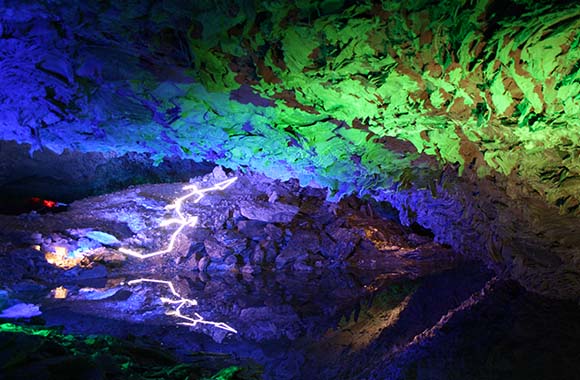 Die Barbarossahöhle bietet einzigartige Felsformationen und -schichtungen Die Barbarossahöhle bietet einzigartige Felsformationen und -schichtungen
