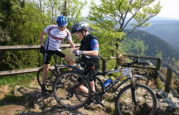 Mountainbike Harz – Mountainbiker an den Hahnenkleeklippen im Harz Mountainbike Harz – Mountainbiker an den Hahnenkleeklippen im Harz