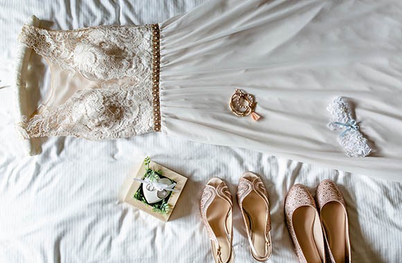 vestido de boda, zapatos y accesorios para el outfit