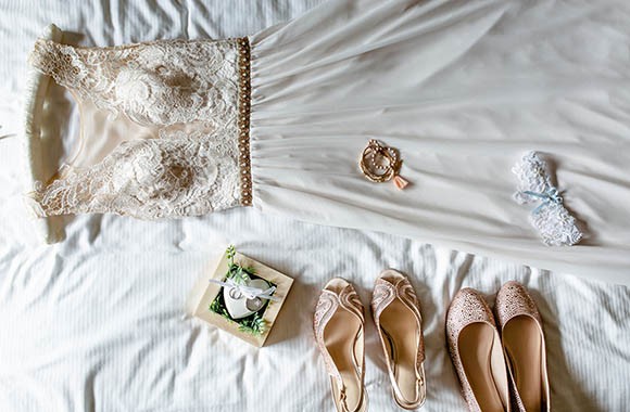 Hochzeitskleid, Schuhe und Accessoires für das Braut-Outfit Hochzeitskleid, Schuhe und Accessoires für das Braut-Outfit