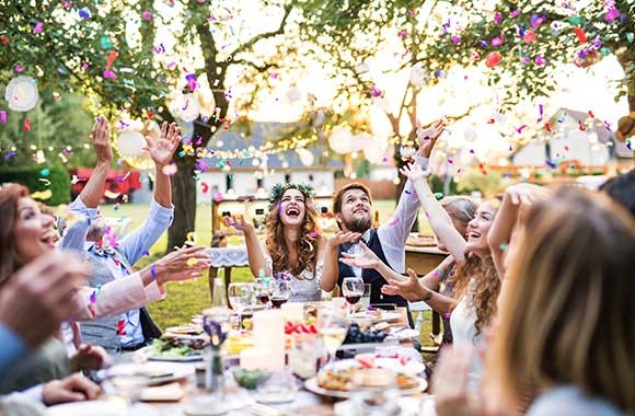 une table d‘invités lors d’un mariage d’été une table d‘invités lors d’un mariage d’été