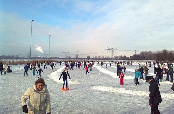 Schaatsen op de natuurijsbaan IJsco in Oosterhout Schaatsen op de natuurijsbaan IJsco in Oosterhout