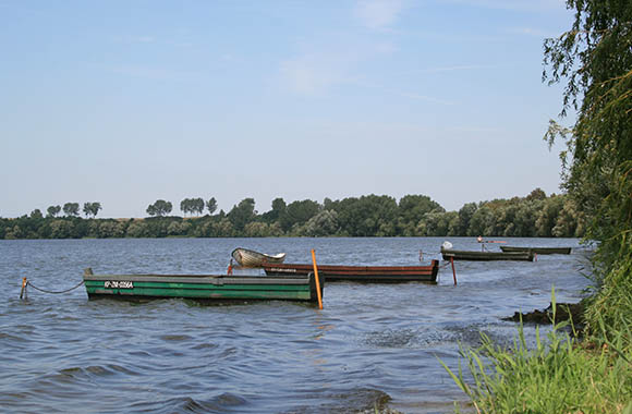 Wycieczka rowerowa po Pałukach – kolorowe łódki rybackie na Jeziorze Żnińskim Dużym Wycieczka rowerowa po Pałukach – kolorowe łódki rybackie na Jeziorze Żnińskim Dużym