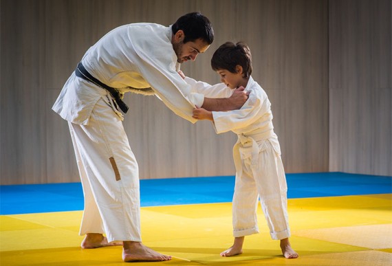 Un garçon apprend à faire du Judo Un garçon apprend à faire du Judo