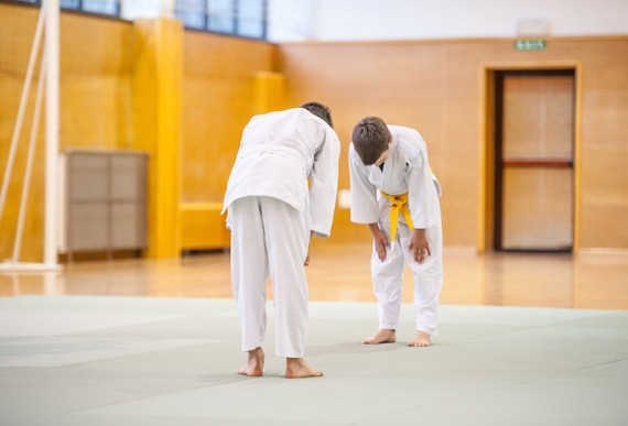 Deux judokas se saluent sur un tatami