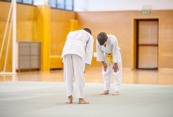 Deux judokas se saluent sur un tatami Deux judokas se saluent sur un tatami