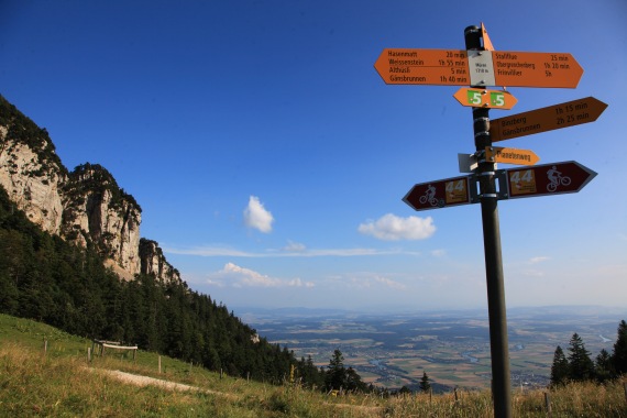 Wegweiser für den Jura-Höhenweg