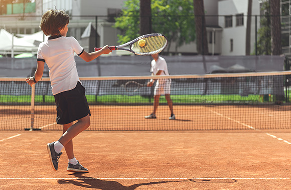 Kinder beim Training auf dem Tennisfeld