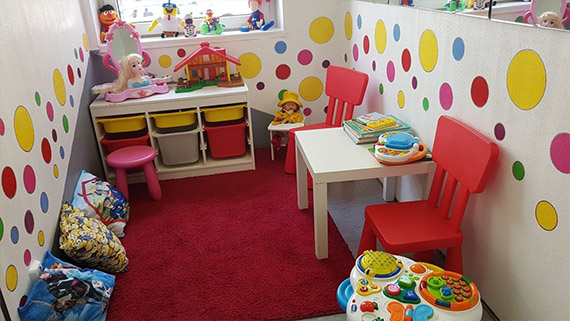 Bunt gestaltete Spielecke beim Kinderfriseur Bunt gestaltete Spielecke beim Kinderfriseur