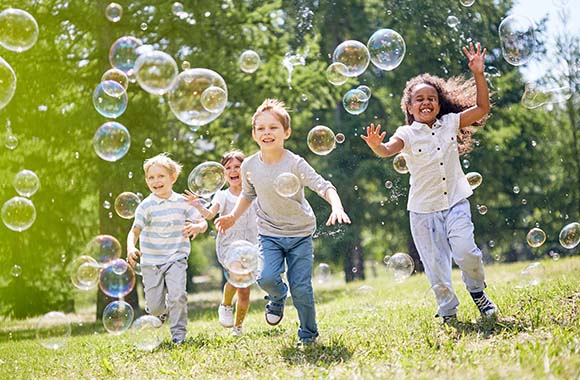Kindergeburtstag Spiele – Lustige Geburtstagsspiele für drinnen und draußen