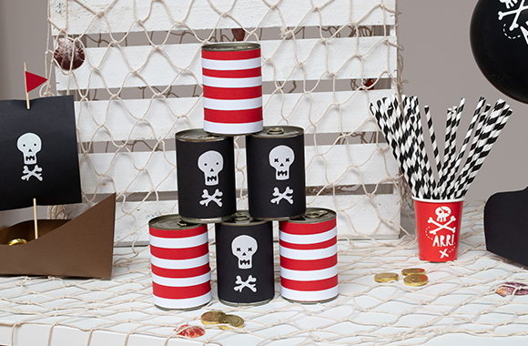 Jeux de fête d’anniversaire : chamboule-tout, boîtes de conserve avec un motif pirate