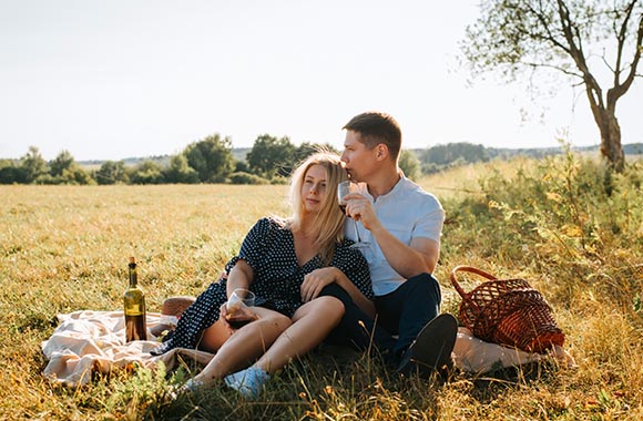 Radwege Burgenland: Pärchen picknickt am Kirschblütenradweg. Radwege Burgenland: Pärchen picknickt am Kirschblütenradweg.