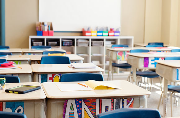 Klassenzimmer mit Schulsachen in der Grundschule Klassenzimmer mit Schulsachen in der Grundschule