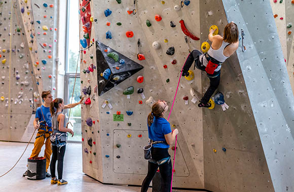 Menagerry Opvoeding systematisch Indoor-klimmen – Tips & regels voor het klimmen in de klimzaal