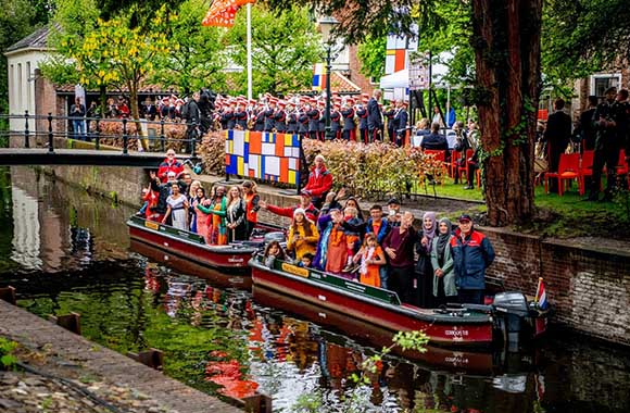 Nederlanders vieren de Koningsdag in boten. Nederlanders vieren de Koningsdag in boten.