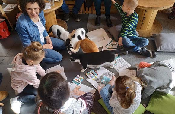 Dzieci w Kotka Cafe podczas warsztatów empatii z panią behawiorystką Dzieci w Kotka Cafe podczas warsztatów empatii z panią behawiorystką