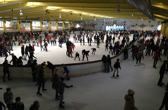 Schaatsers op ijsbaan Kristallijn Schaatsers op ijsbaan Kristallijn